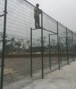 Thợ Thi Công Hàng Rào Lưới Dập ô